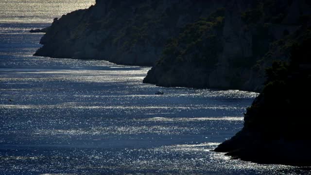 地中海沿岸闪闪发光的海水视频下载