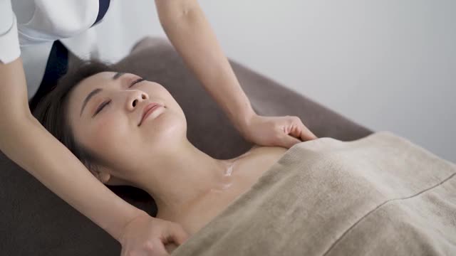 日本妇女接受颈部按摩美容沙龙视频下载