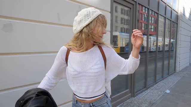 柏林市中心，一名女子追赶一辆缆车视频素材