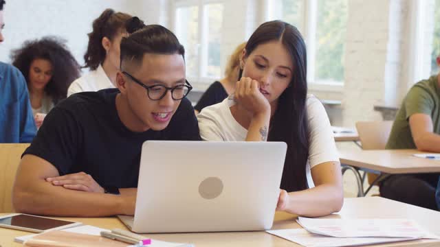 大学生使用笔记本电脑视频素材