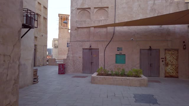 迪拜的Al Seef历史街区公共步行区视频素材