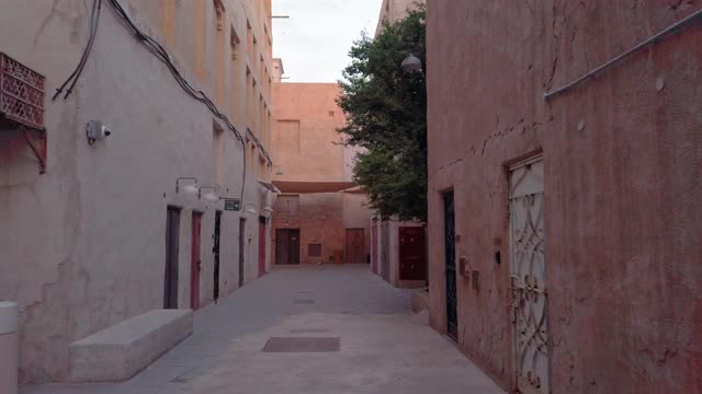 迪拜的Al Seef历史街区公共步行区视频下载