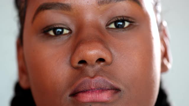 快乐的年轻黑人妇女微笑着。20多岁非洲女孩的特写脸视频素材