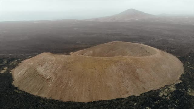 西班牙兰萨罗特岛上一座巨大火山的鸟瞰图。无人机拍摄的火山岩景观视频下载