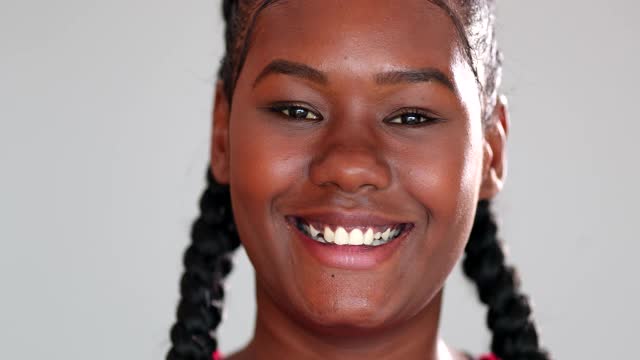 肖像非洲女孩在镜头近距离微笑的脸。20年代视频素材