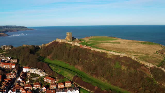 中世纪城堡，海港和北海，斯卡伯勒，北约克郡，英格兰视频下载