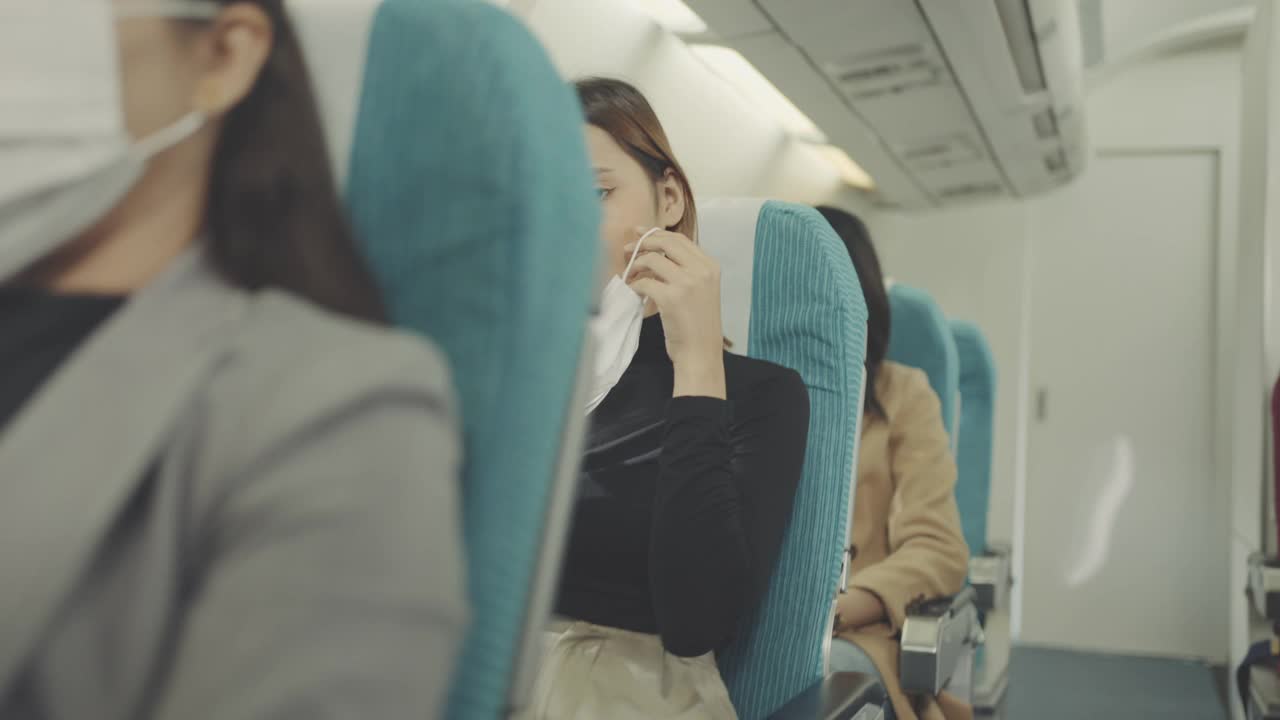 在飞机上戴口罩的女人视频素材