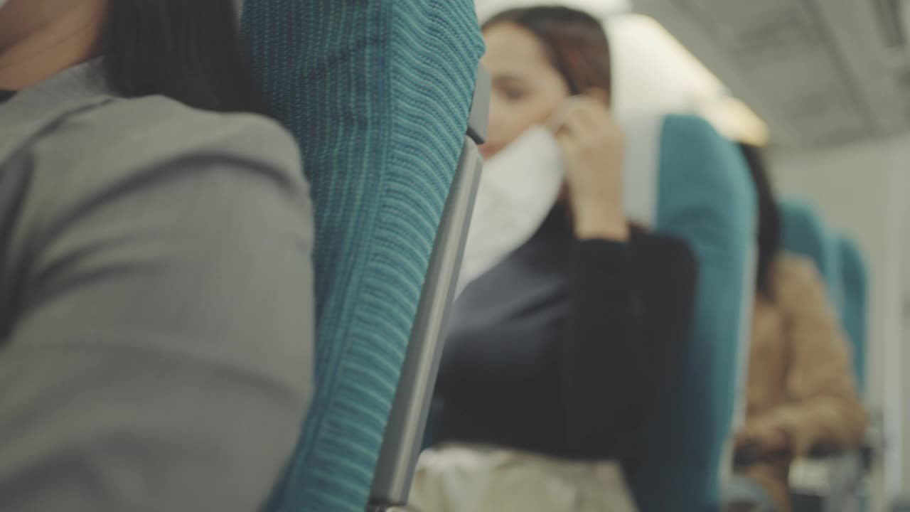 在飞机上用手机的女人视频素材