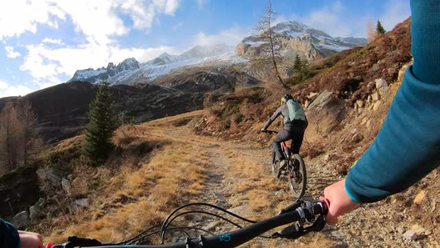 第一人称视角在瑞士阿尔卑斯山山地自行车视频下载