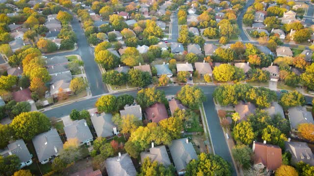 无人机俯瞰秋季郊区秋季房地产视频素材