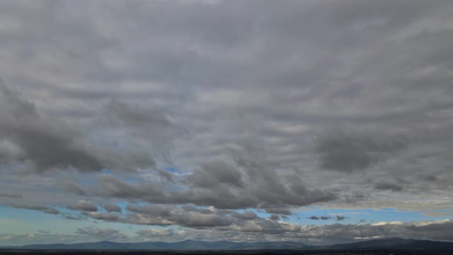 令人惊叹的时间流逝，柔软的白云移动通过美丽的厚蓬松的云慢慢在山顶云景视频素材
