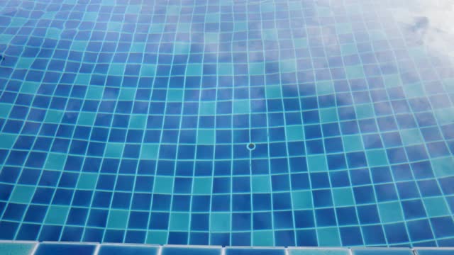 清澈的绿松石波纹水背景在游泳池视频素材