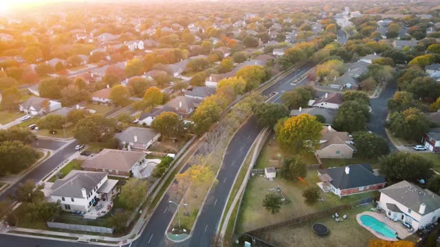 秋天郊区秋天日落以上的房地产社区视频素材