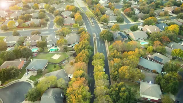 秋季郊区秋季房地产与道路通往现代社区从上面视频素材