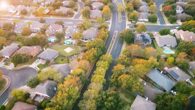 日落金色的光线在无尽的郊区居民区在德克萨斯州奥斯汀视频素材