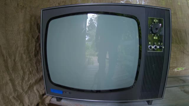 打开一台老式的电视视频素材
