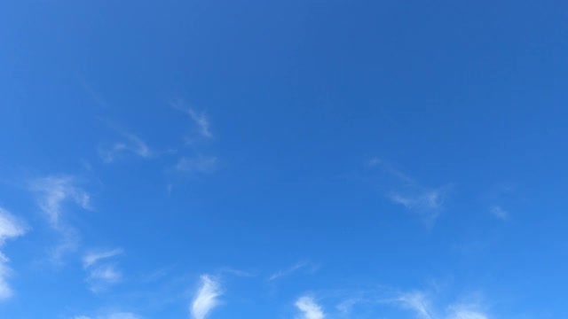 美丽晴朗的蓝天和白云，飞机的轨迹就像流星视频购买