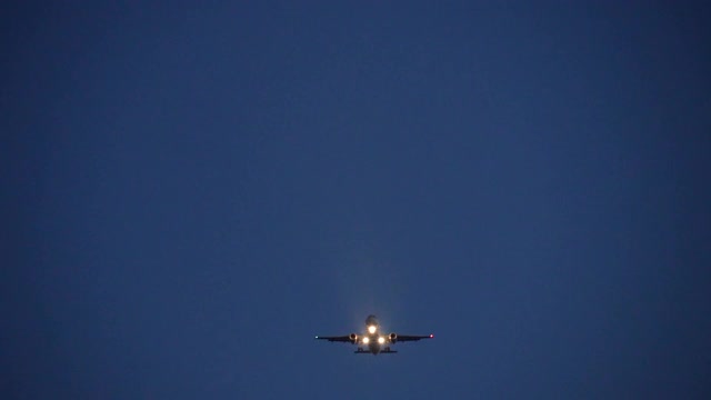飞机在天空和日出前降落在机场视频下载