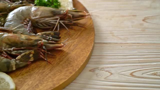 新鲜的虎虾或虾放在木板上视频下载