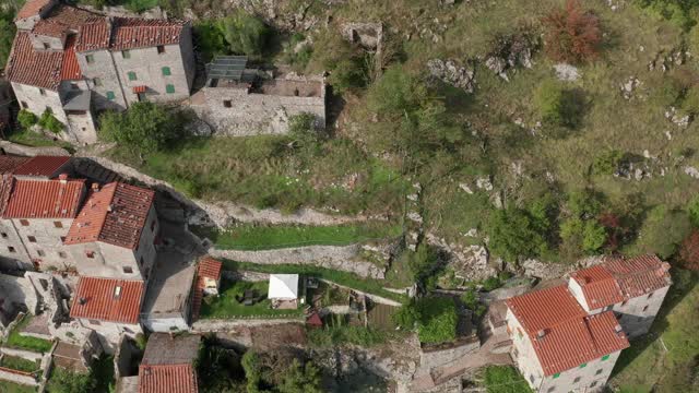 意大利托斯卡纳被遗弃的村庄Lucchio的鸟瞰图视频素材