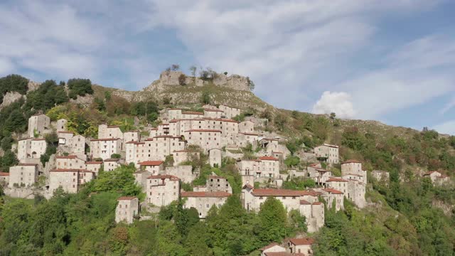 意大利托斯卡纳被遗弃的村庄Lucchio的鸟瞰图视频下载