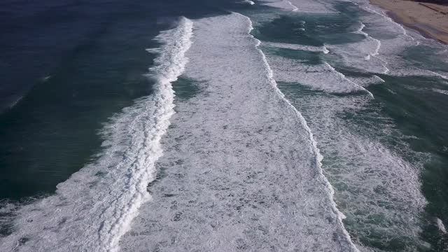 韩国江原道东海溪Mangsang海滩的海浪视频素材