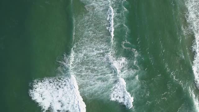 韩国江原道东海溪Mangsang海滩的海浪视频素材