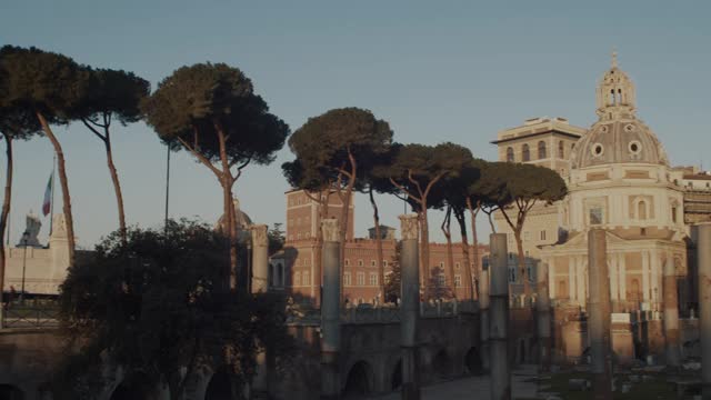 清晨的图拉真圆柱，乌尔皮亚大教堂和最神圣的名字的玛丽教堂图拉真论坛在罗马，意大利。视频素材
