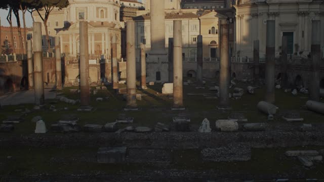 清晨的图拉真圆柱，乌尔皮亚大教堂和最神圣的名字的玛丽教堂图拉真论坛在罗马，意大利。视频素材