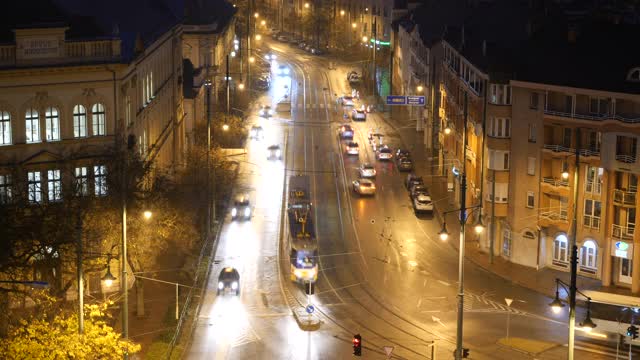匈牙利赛格德镇传统欧洲城市夜间市中心交通的4K TL视频素材