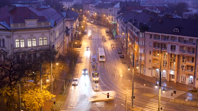 匈牙利赛格德镇传统欧洲城市夜间市中心交通的4K TL视频素材