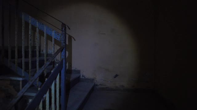 废弃房子里的废弃楼梯视频素材