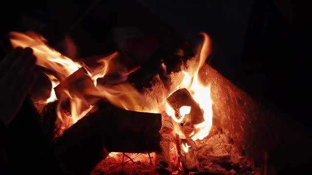 在晚上燃烧木柴，红色的火焰和煤的特写视频下载