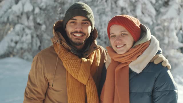 冬日森林里一对快乐的年轻夫妇的肖像视频素材