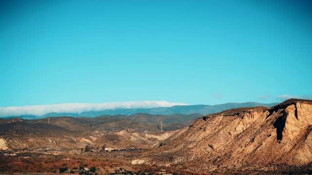 时间流逝。西班牙塔伯纳斯沙漠上的云朵视频素材