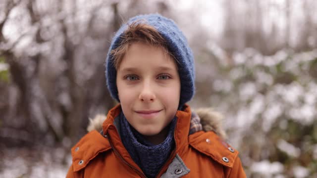冬日里一个小男孩的肖像视频下载