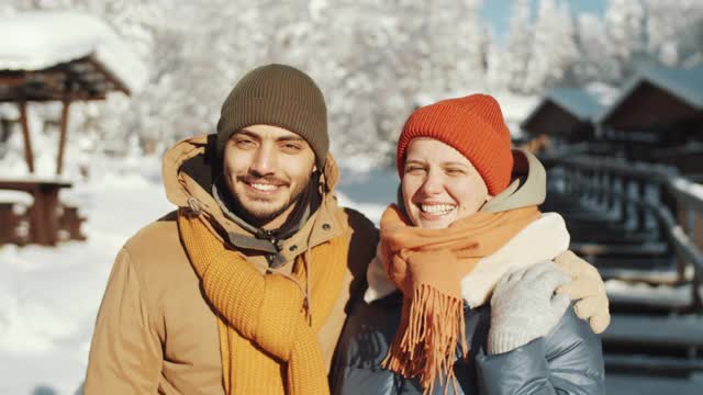 冬日户外欢乐的年轻夫妇肖像视频素材