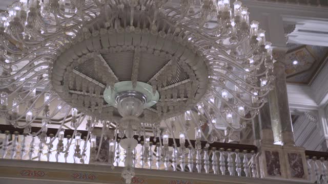 大型水晶吊灯在豪华的地方视频素材