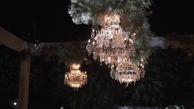 多个水晶吊灯在一个豪华的地方视频素材