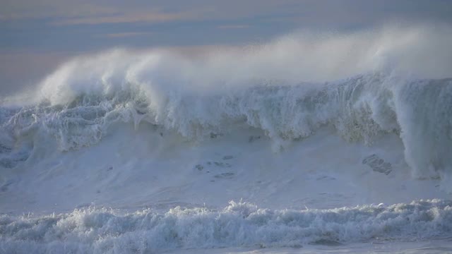 海浪浪花日出光，大海风暴，大海巨浪泡沫视频素材