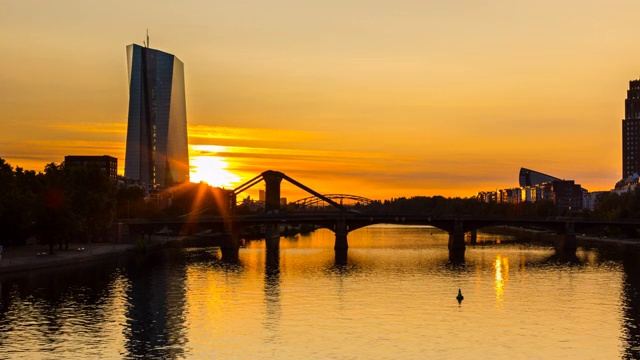 法兰克福的天际线，主要的河流桥梁和和欧洲中央银行在日出，TL, ZI视频下载