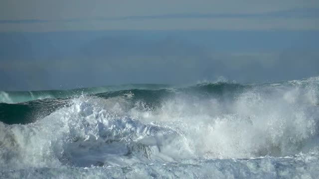 海浪，大海，巨浪，蓝色的天空视频素材