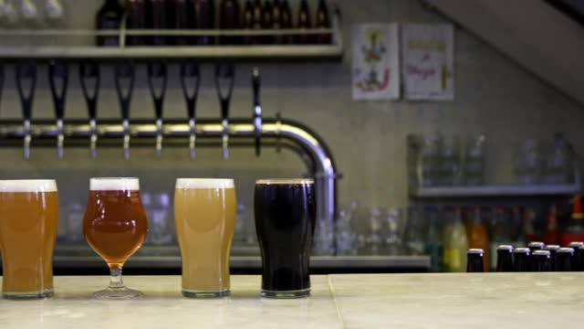 各种精酿啤酒在啤酒厂酒吧视频下载