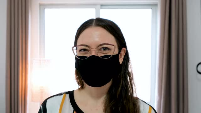 微笑的女人戴着防护面具视频素材