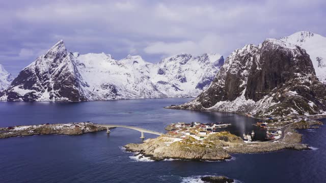 哈姆诺伊渔村，Olstinden和Festhelltinden山的冬天。罗弗敦群岛,挪威。空中Hyper Lapse, Time Lapse。无人驾驶飞机飞侧视频素材