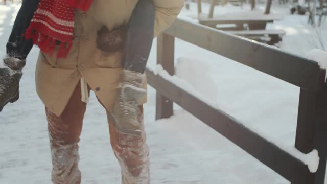 男人在雪山公园给快乐的女朋友骑视频素材