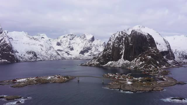 哈姆努伊渔村和山区的冬天。罗浮敦群岛，挪威风景。鸟瞰图。无人机横向向上飞行视频素材