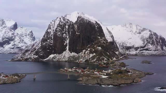 哈姆诺伊渔村和费斯特尔廷登山的冬天。罗浮敦群岛，挪威风景。鸟瞰图。无人机是轨道视频素材