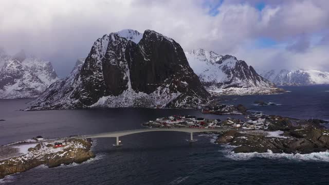 哈姆诺伊渔村和费斯特尔廷登山的冬天。罗弗敦群岛,挪威。鸟瞰图。无人机横向向上飞行视频素材