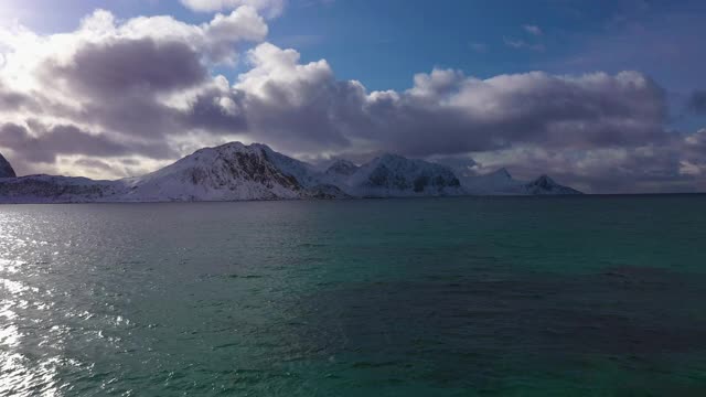哈克兰海滩，克里克和山脉。罗浮敦群岛，挪威海，挪威。鸟瞰图。无人驾驶飞机飞向后视频素材
